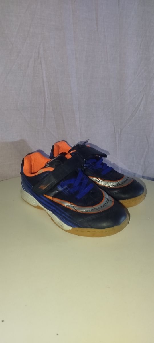 Zapatos infantiles azules y naranjas talla 28