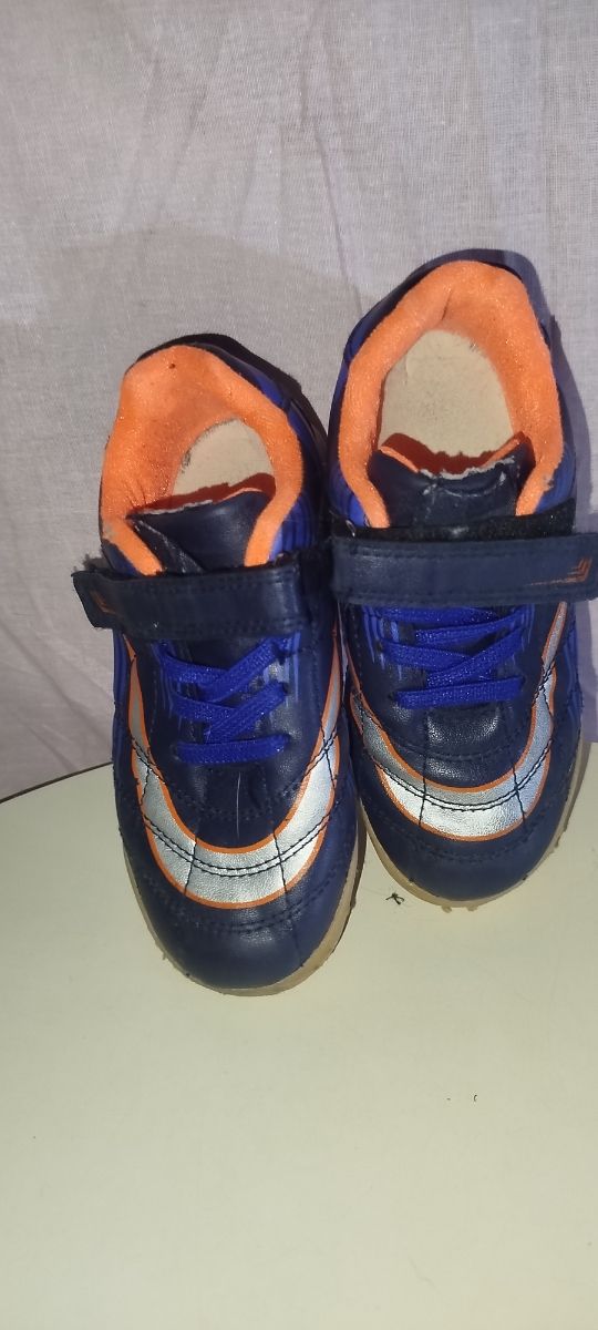 Zapatos infantiles azules y naranjas talla 28