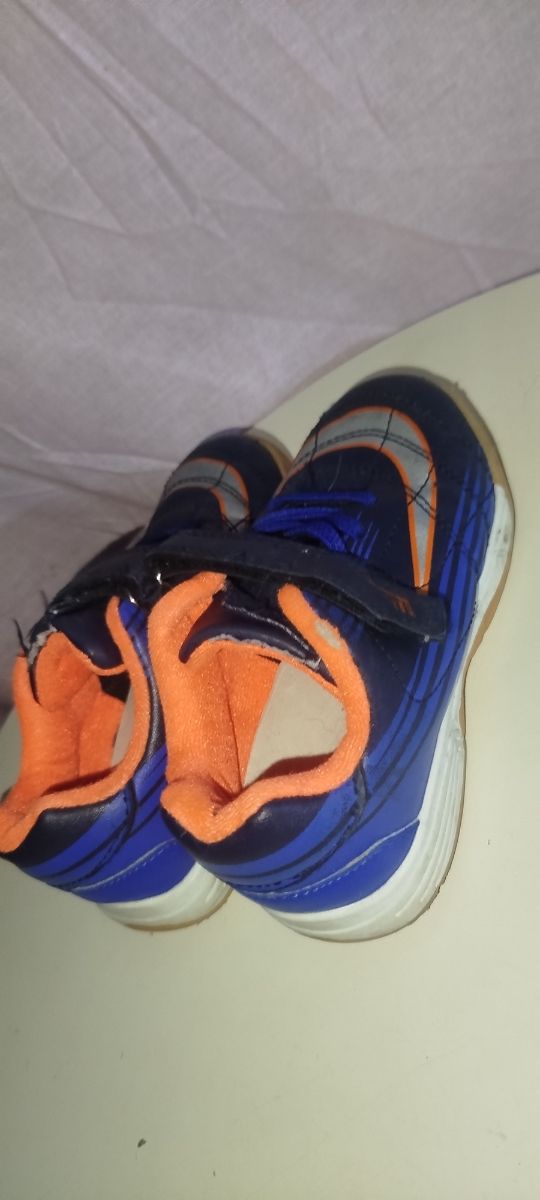 Zapatos infantiles azules y naranjas talla 28