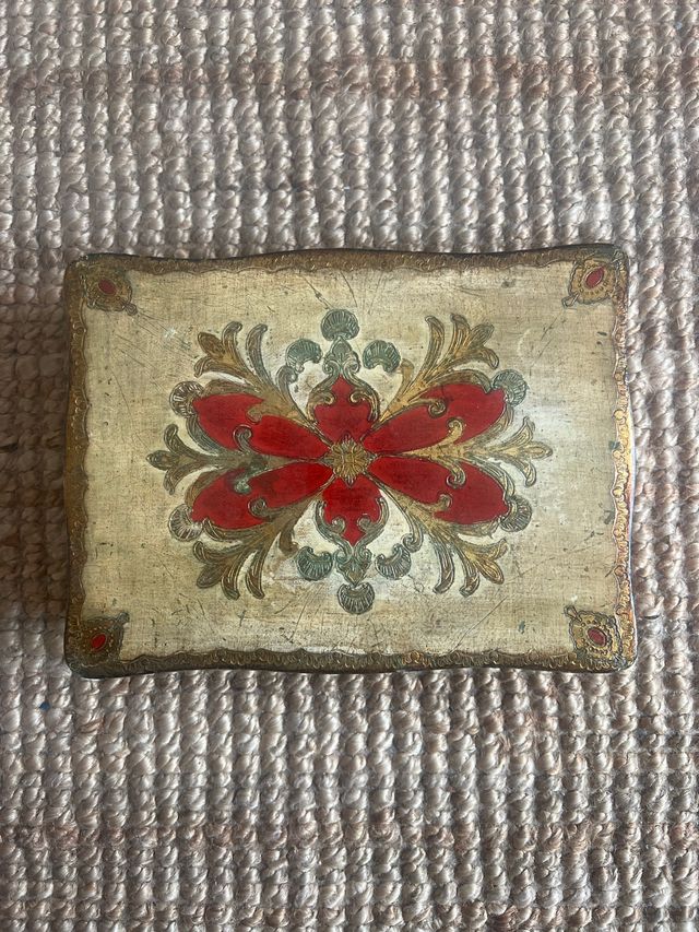 Caja decorativa con detalles dorados