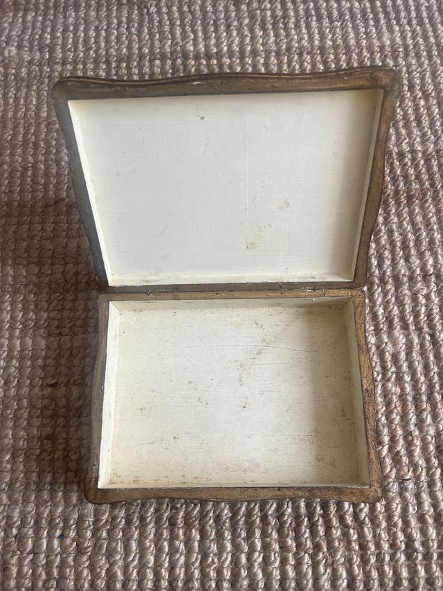 Caja decorativa con detalles dorados