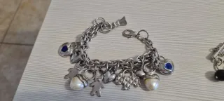Bracciale con ciondoli a cuore e perle