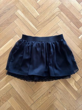 Falda negra corta con encaje