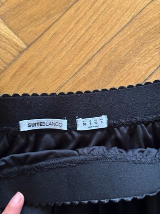 Falda negra corta con encaje