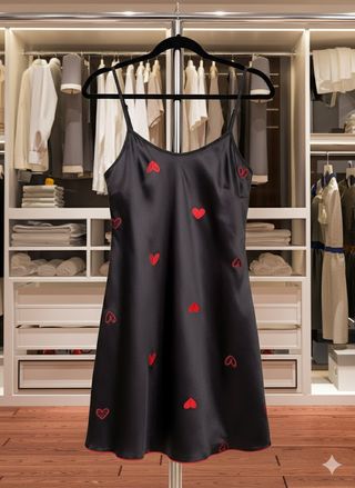 Camisón satén negro con corazones rojos