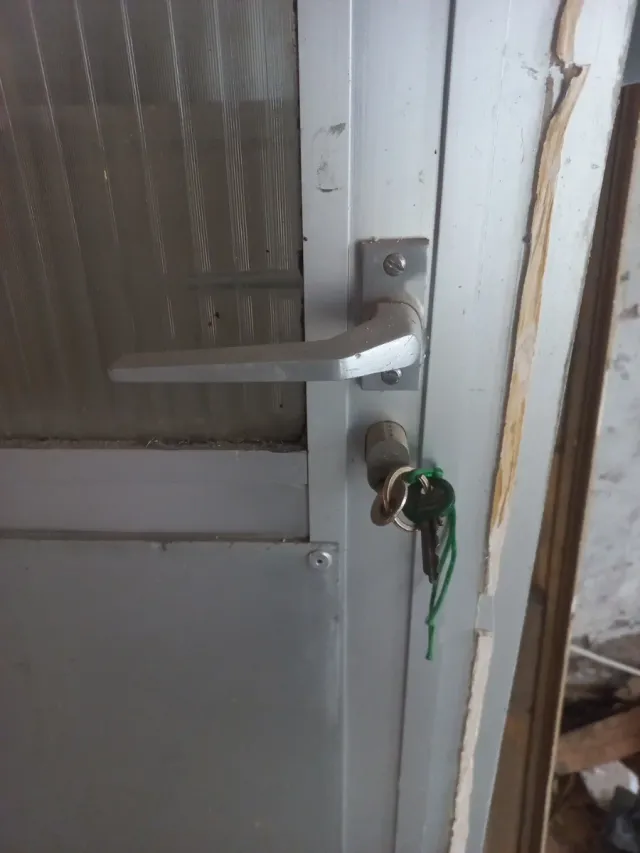 Puerta de aluminio con cristal
197x85x4