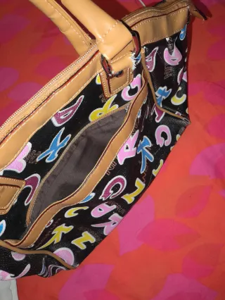 Bolso de mano multicolor con letras