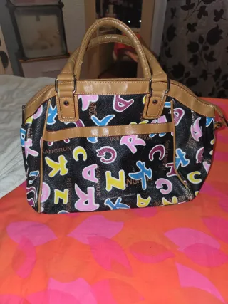 Bolso de mano multicolor con letras