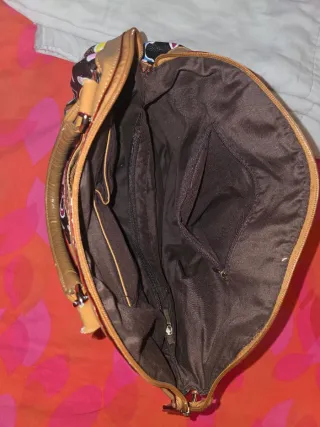Bolso de mano multicolor con letras