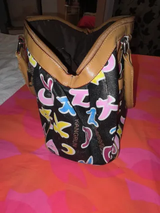 Bolso de mano multicolor con letras