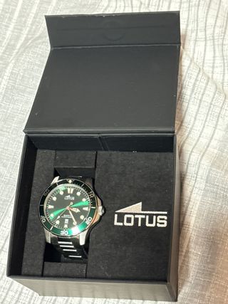 Reloj Lotus Verde y Plateado