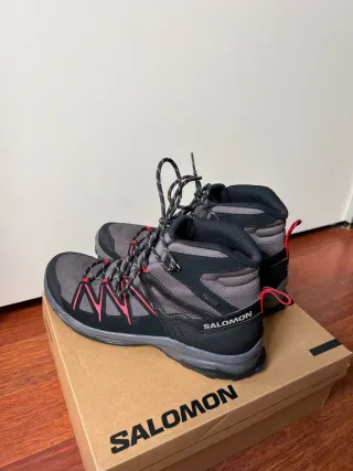 Botas de senderismo Salomon grises y rojas