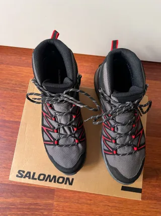 Botas de senderismo Salomon grises y rojas