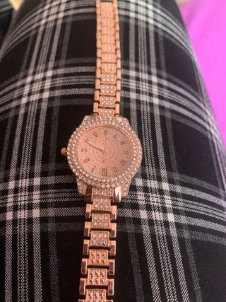 Reloj dorado con diamantes