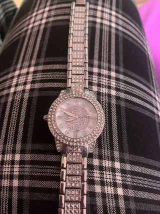 Reloj dorado con diamantes