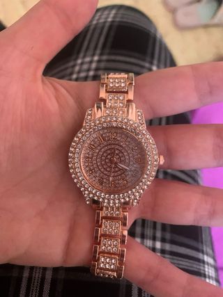 Reloj dorado con diamantes