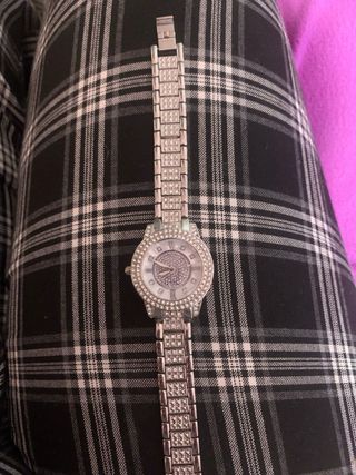 Reloj dorado con diamantes