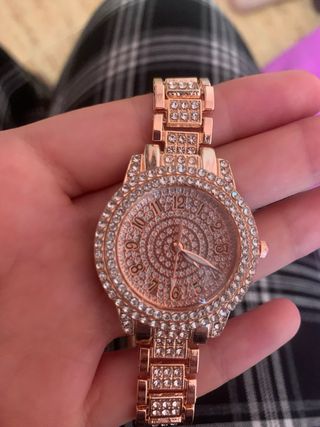 Reloj dorado con diamantes