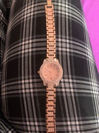 Reloj dorado con diamantes