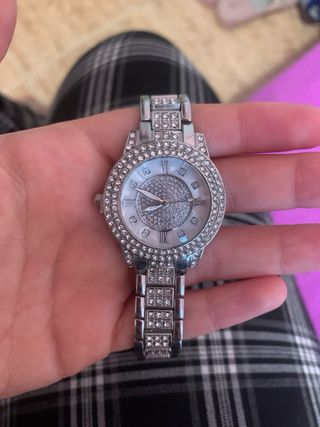 Reloj dorado con diamantes
