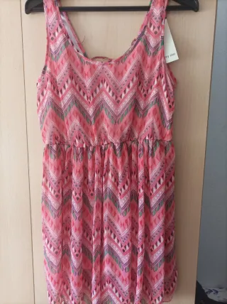 Vestido rosa estampado.