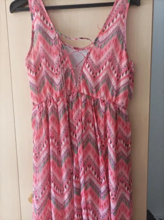 Vestido rosa estampado.