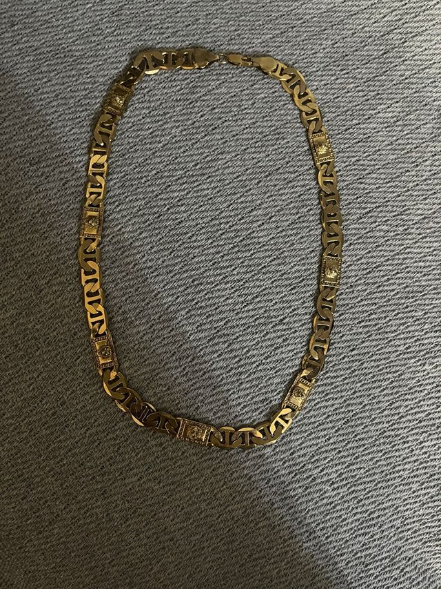 Cadena dorada estilo Versace