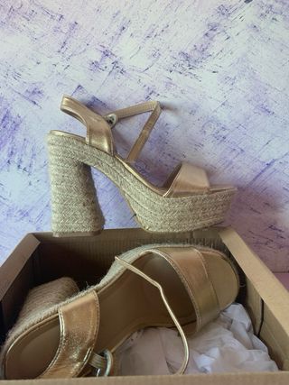Sandalias doradas con cuña