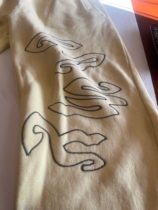 Pantalón chándal amarillo con diseño,