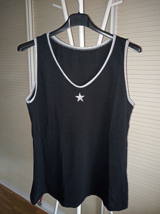 Camiseta negra con estrella plateada
