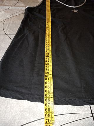 Camiseta negra con estrella plateada