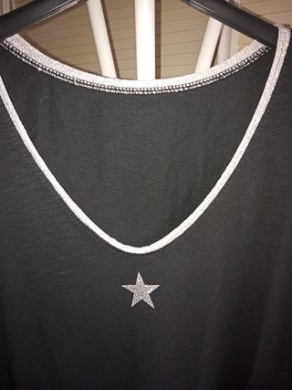 Camiseta negra con estrella plateada