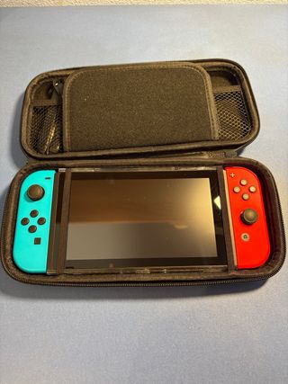 Nintendo Switch blu e rosso