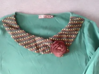 Camiseta verde manga larga con cuello decorado