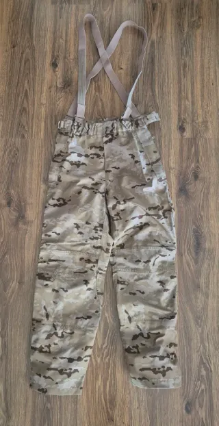 Conjunto de camuflaje pixelado con tirantes