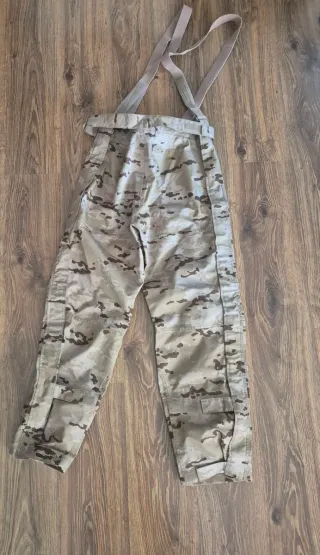 Conjunto de camuflaje pixelado con tirantes