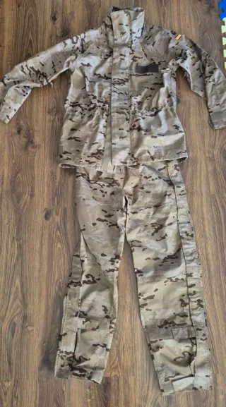Conjunto de camuflaje pixelado con tirantes