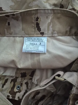 Conjunto de camuflaje pixelado con tirantes