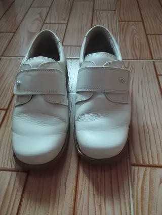 Zapatos Pablosky niño, beige con Velcro.
