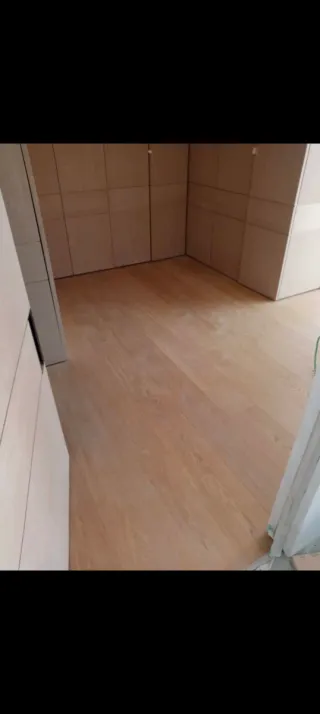 Se instala suelo ,lijados y barnizados.