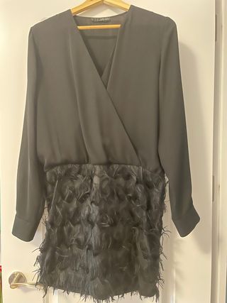 Vestido Liu Jo negro con plumas.