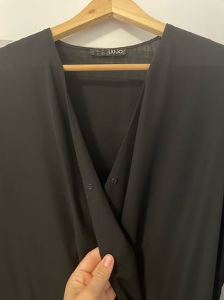 Vestido Liu Jo negro con plumas.