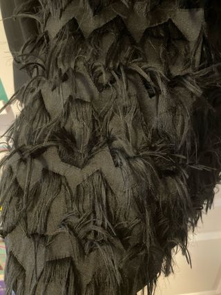Vestido Liu Jo negro con plumas.
