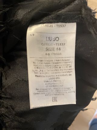 Vestido Liu Jo negro con plumas.