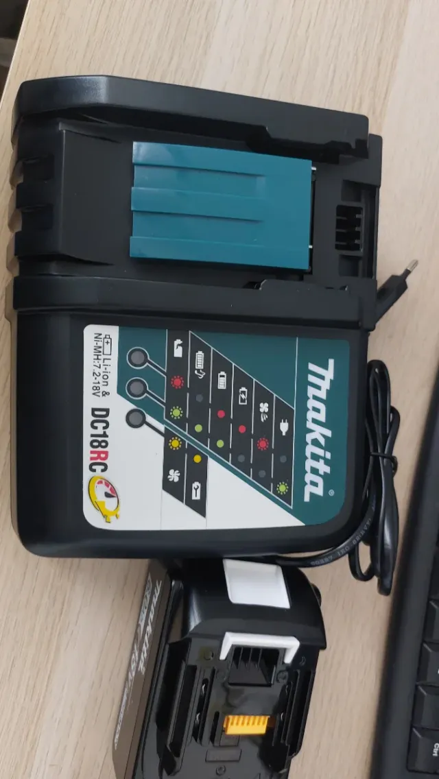 Cargador y Baterías Makita DC18RC