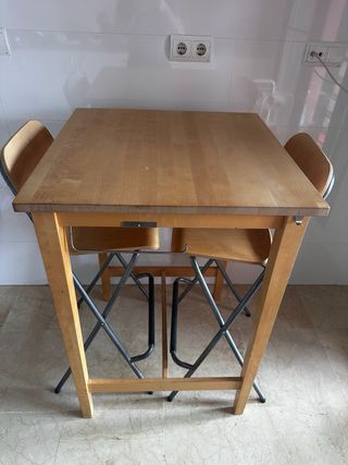 Mesa Alta y dos taburetes IKEA 