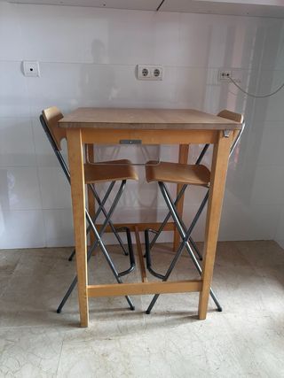 Mesa Alta y dos taburetes IKEA 