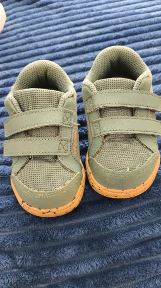 Zapatos niño verde como nuevos