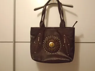 Bolso de cuero marrón con diseño solar