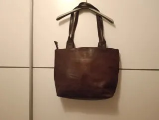 Bolso de cuero marrón con diseño solar